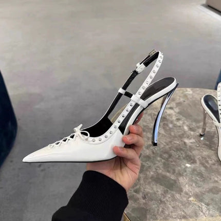 Tacones de aguja con remaches y punta puntiaguda