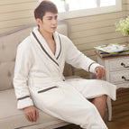 Hombre camisón blanco